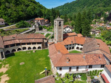 İHA görüntüsü San Gemolo Badia 'da Ganna, İtalya