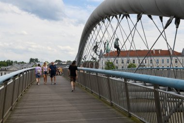 Krakow, Polonya - 6 Haziran 2025: Polonya Krakov 'un pedistian ve bisiklet köprüsü