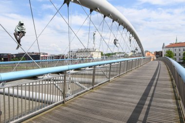 Krakow, Polonya - 6 Haziran 2025: Polonya Krakov 'un pedistian ve bisiklet köprüsü