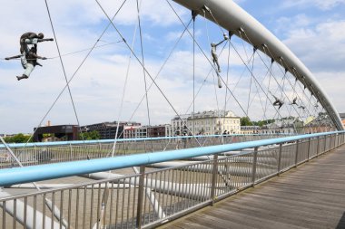 Krakow, Polonya - 6 Haziran 2025: Polonya Krakov 'un pedistian ve bisiklet köprüsü