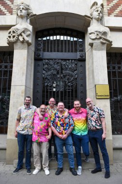 Cracow, Polonya - 6 Haziran 2025: Polonya 'daki Krakow' da poz veren turist grubu