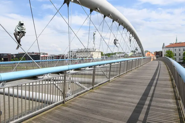 Krakow, Polonya - 6 Haziran 2025: Polonya Krakov 'un pedistian ve bisiklet köprüsü