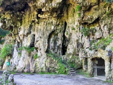 İtalya 'daki şelale ve mağara manzarası