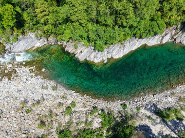 İsviçre 'deki Ponte Brolla Nehri' nin insansız hava aracı görüntüsü