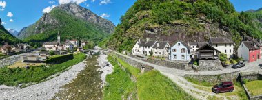 Bignasco, İsviçre - 18 Mayıs 2025: İsviçre Alplerindeki Maggia Vadisi 'ndeki Bignasco' da insansız hava aracı görüntüsü