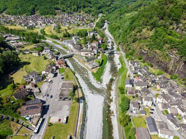 Bignasco, İsviçre - 18 Mayıs 2025: İsviçre Alplerindeki Maggia Vadisi 'ndeki Bignasco' da insansız hava aracı görüntüsü