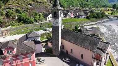 İsviçre Alplerindeki Maggia Vadisi 'ndeki Bignasco' da insansız hava aracı görüntüsü.