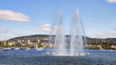 İsviçre 'deki Zürih rıhtımına bak.