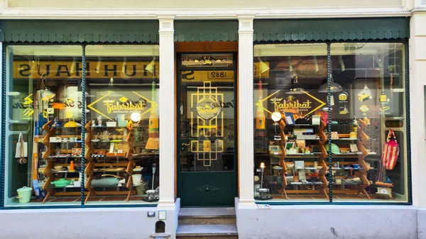 Zürih, İsviçre - 15 Eylül 2024: İsviçre 'de bir Zürih dükkanında