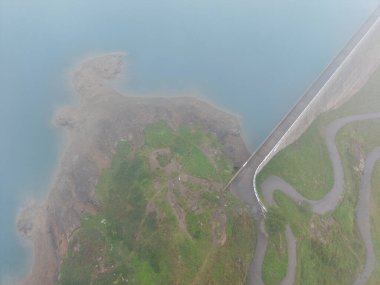 Barajdaki insansız hava aracı görüntüsü ve İsviçre Alplerindeki Robiei Gölü