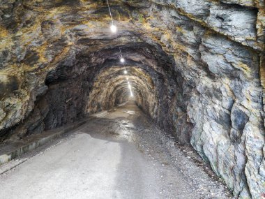 İsviçre Alpleri 'ndeki Robiei yakınlarındaki Zott Gölü' ne giden tünel.