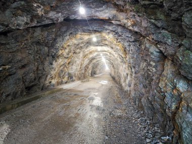 İsviçre Alpleri 'ndeki Robiei yakınlarındaki Zott Gölü' ne giden tünel.
