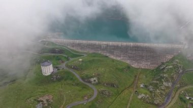 Barajdaki insansız hava aracı görüntüsü ve İsviçre Alplerindeki Robiei Gölü