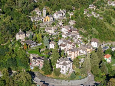 İsviçre Alplerindeki Onsernone Vadisi 'ndeki Auressio köyünde insansız hava aracı görüntüsü