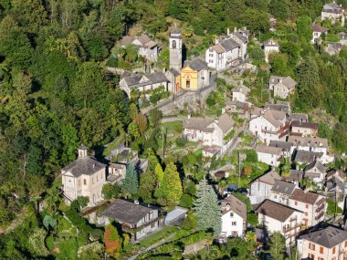 İsviçre Alplerindeki Onsernone Vadisi 'ndeki Auressio köyünde insansız hava aracı görüntüsü