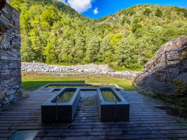 İsviçre Alplerindeki Onsernone Vadisi 'ndeki Craveggia hamamlarına bakın.