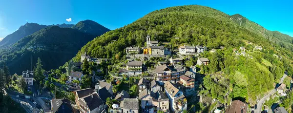İsviçre Alplerindeki Onsernone Vadisi 'ndeki Auressio köyünde insansız hava aracı görüntüsü