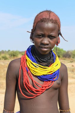 Omorate, Etiyopya - 13 Ağustos 2025: Etiyopya 'da Omorate' de üçlü bir kızın portresi