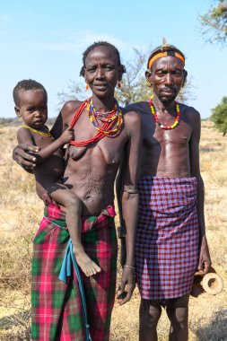 Omorate, Etiyopya - 13 Ağustos 2025: Etiyopya 'da Omorate' de bir üçlü üzerinde aile portresi