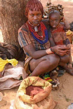 Turmi, Etiyopya - 13 Ağustos 2025: Etiyopya 'da Turmi pazarında kadın satışı