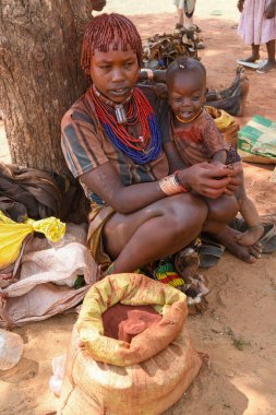 Turmi, Etiyopya - 13 Ağustos 2025: Etiyopya 'da Turmi pazarında kadın satışı