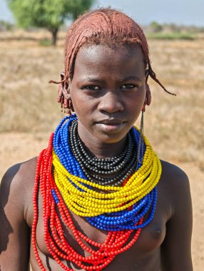 Omorate, Etiyopya - 13 Ağustos 2025: Etiyopya 'da Omorate' de üçlü bir kızın portresi