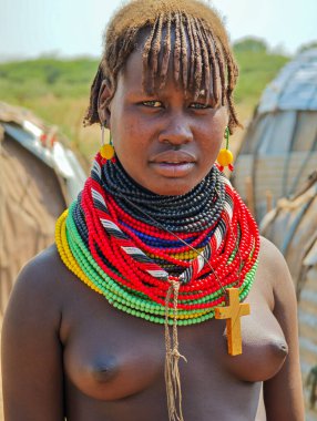 Omorate, Etiyopya - 13 Ağustos 2025: Etiyopya 'da Omorate' de üçlü bir kızın portresi