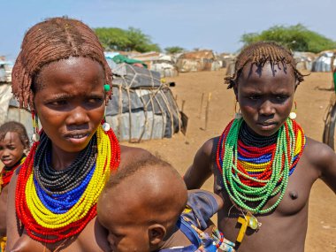 Omorate, Etiyopya - 13 Ağustos 2025: Etiyopya 'da Omorate' de üçlü yapan bir kadının portresi