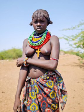 Omorate, Etiyopya - 13 Ağustos 2025: Etiyopya 'da Omorate' de üçlü bir kızın portresi