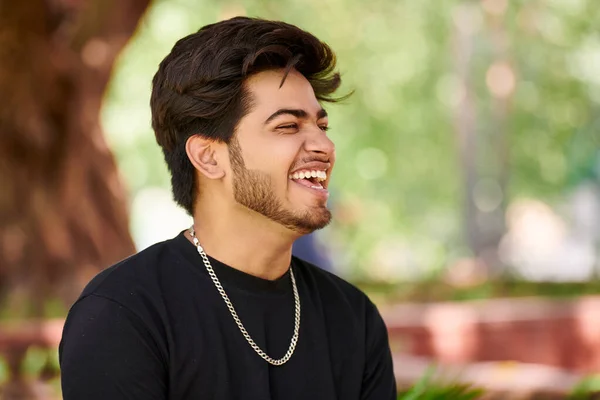 Sonriente Joven Indio Hombre Retrato Franco Camiseta Negra Cadena Cuello — Foto de Stock