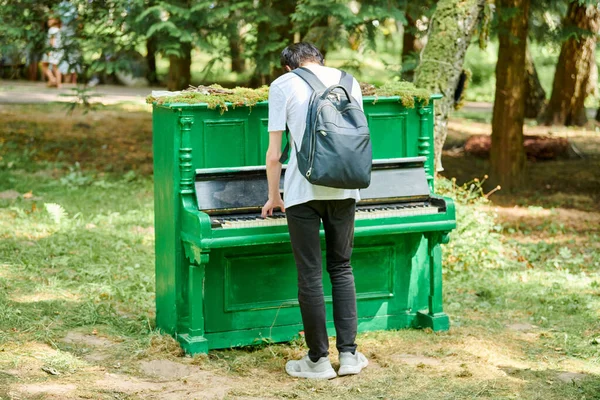 Νεαρός Έφηβος Παίζει Κλασική Μουσική Στο Πιάνο Διαδραστικό Αντικείμενο Τέχνης — Φωτογραφία Αρχείου