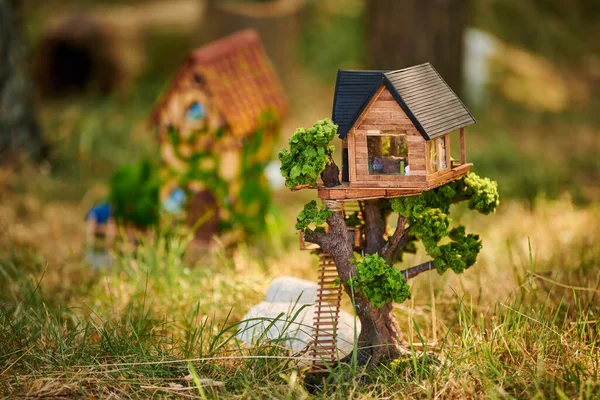 Маленький Ляльковий Будиночок Передньому Газоні Милий Маленький Декоративний Будиночок Зеленій — стокове фото