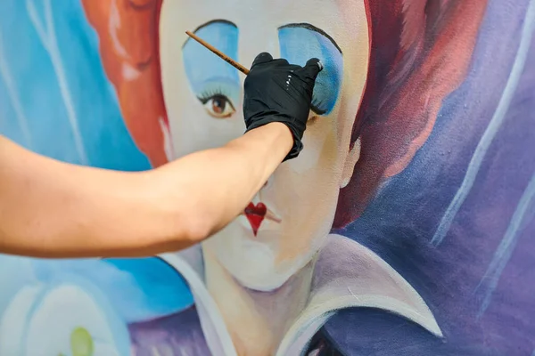 Mädchen Künstler Hand Hält Pinsel Und Zeichnet Fantasie Frauenporträt Auf — Stockfoto