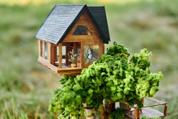 Bahçedeki Küçük Bebek Evi Yeşil Çimenlikteki Küçük Şirin Dekoratif Çevre — Stok fotoğraf