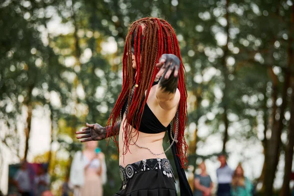 Chica Bailando Mitológica Faun Césped Verde Parque Público Evento Baile —  Fotos de Stock