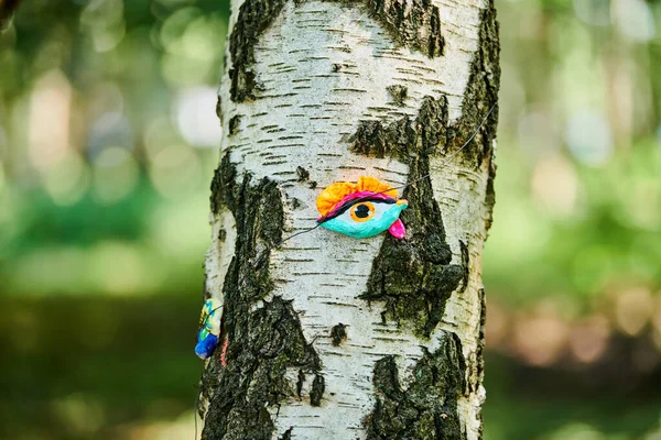 Objeto Arte Olhos Humanos Tronco Árvore Fundo Verde Floresta Árvores — Fotografia de Stock