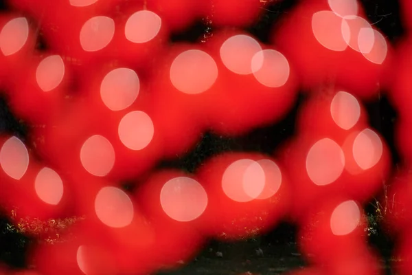 Розмиті Дефокусовані Червоні Кульки Підвішені Дроті Відкритому Повітрі Арт Єкт — стокове фото
