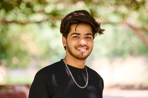 Χαμογελώντας Νεαρός Ινδός Άνδρας Ειλικρινή Πορτρέτο Μαύρο Μπλουζάκι Και Ασημένια — Φωτογραφία Αρχείου