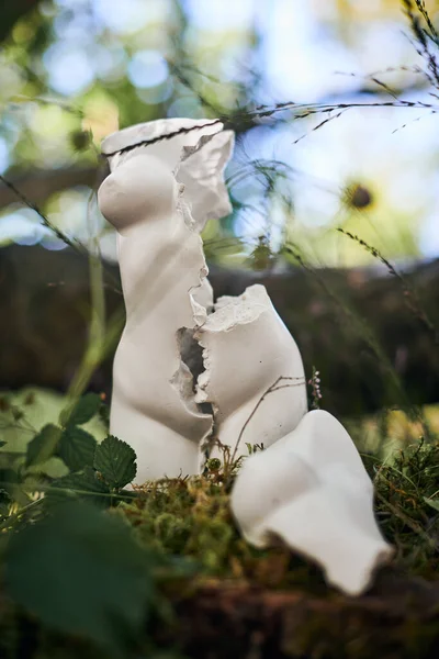Zerstörte Weibliche Statue Kunstobjekt Freien Grüne Waldhintergrund Fragilität Des Weiblichen — Stockfoto
