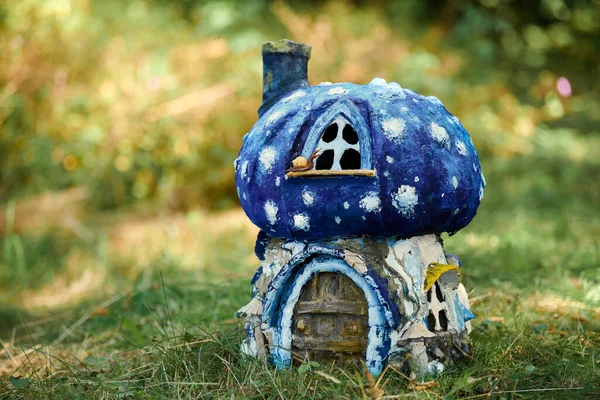 Kleines Puppenhaus Auf Dem Vorderen Rasen Niedliches Kleines Dekoratives Haus — Stockfoto