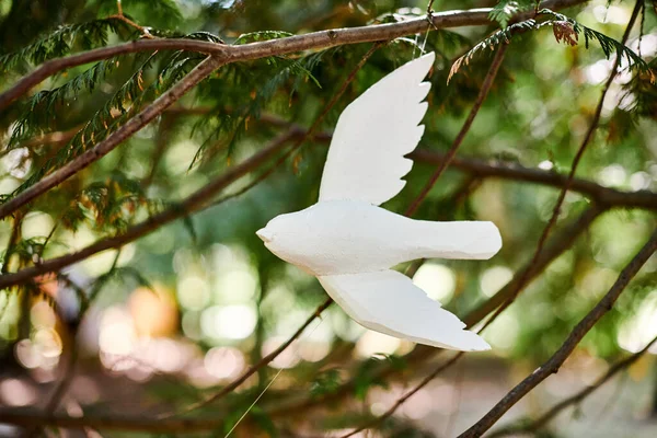 Pássaro Branco Figura Madeira Decorativa Suspensa Ramo Árvore Parque Público — Fotografia de Stock