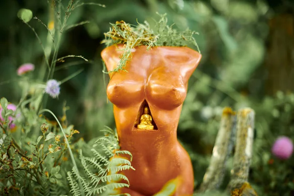 Weibliche Statue Kunstobjekt Mit Buddha Der Brust Auf Grünem Waldhintergrund — Stockfoto