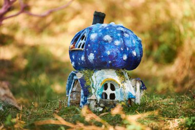 Ön bahçedeki küçük bebek evi, yeşil çimen tarlasında küçük şirin dekoratif ev, fotokopi alanı. Yeşil çimenlikteki orman küçük bebek evi, ev çimenliği için büyüleyici bahçe süsü.