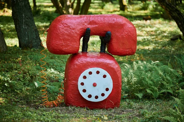 Beeld Van Grote Retro Rode Telefoon Met Draaibare Wijzerplaat Kunstvoorwerp — Stockfoto