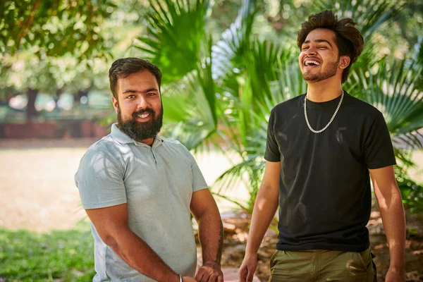 Två Roliga Indianer Skrattar Och Talar Hindi Offentlig Park Grön — Stockfoto