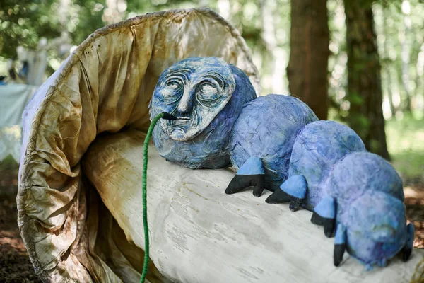 Hakenrauchende Raupe Aus Alice Wonderland Kunstobjekt Einer Kunstausstellung Grünen Wald — Stockfoto