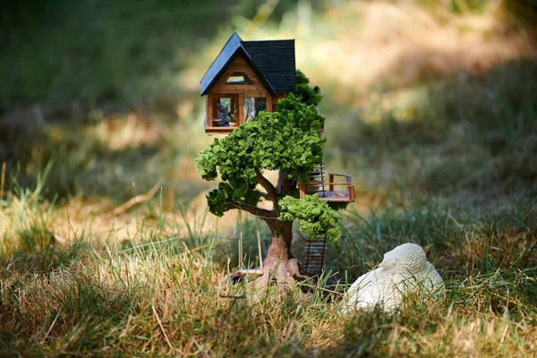 Kleines Puppenhaus Auf Dem Vorderen Rasen Niedliches Kleines Dekoratives Haus — Stockfoto