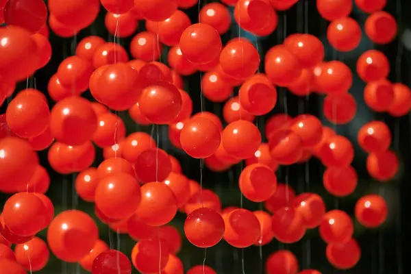 Červené Koule Zavěšené Drátu Venkovní Umělecký Objekt Symbolizující Krevní Buňky — Stock fotografie