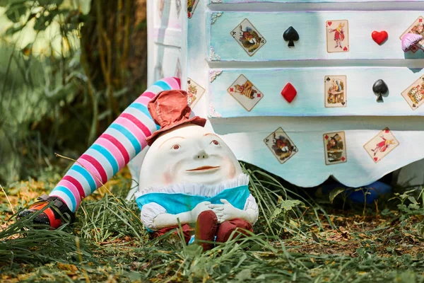 Kleedmachine Met Pop Alice Binnen Buurt Van Humpty Dumpty Champignons — Stockfoto