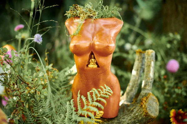 Weibliche Statue Kunstobjekt Mit Buddha Der Brust Auf Grünem Waldhintergrund — Stockfoto